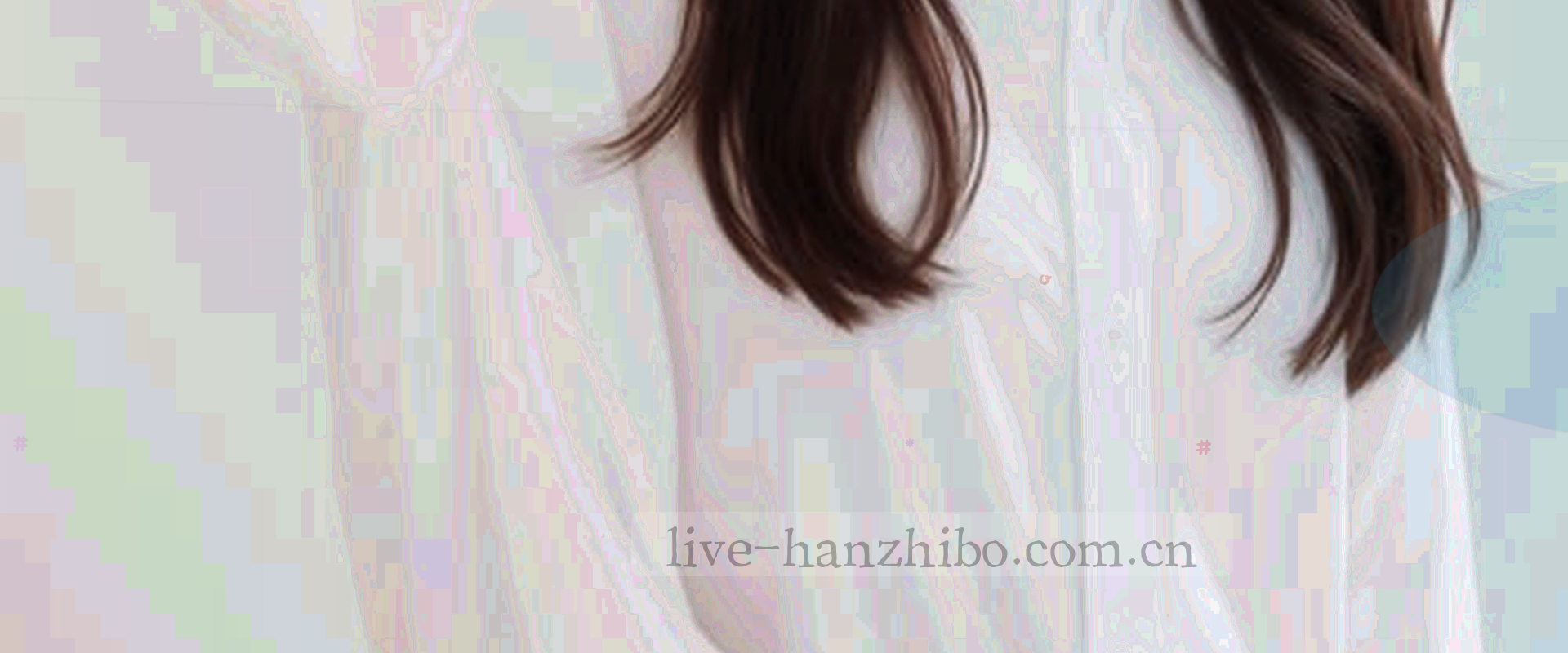 深色背景中一道光线向远延伸，两侧有霓虹色粒子